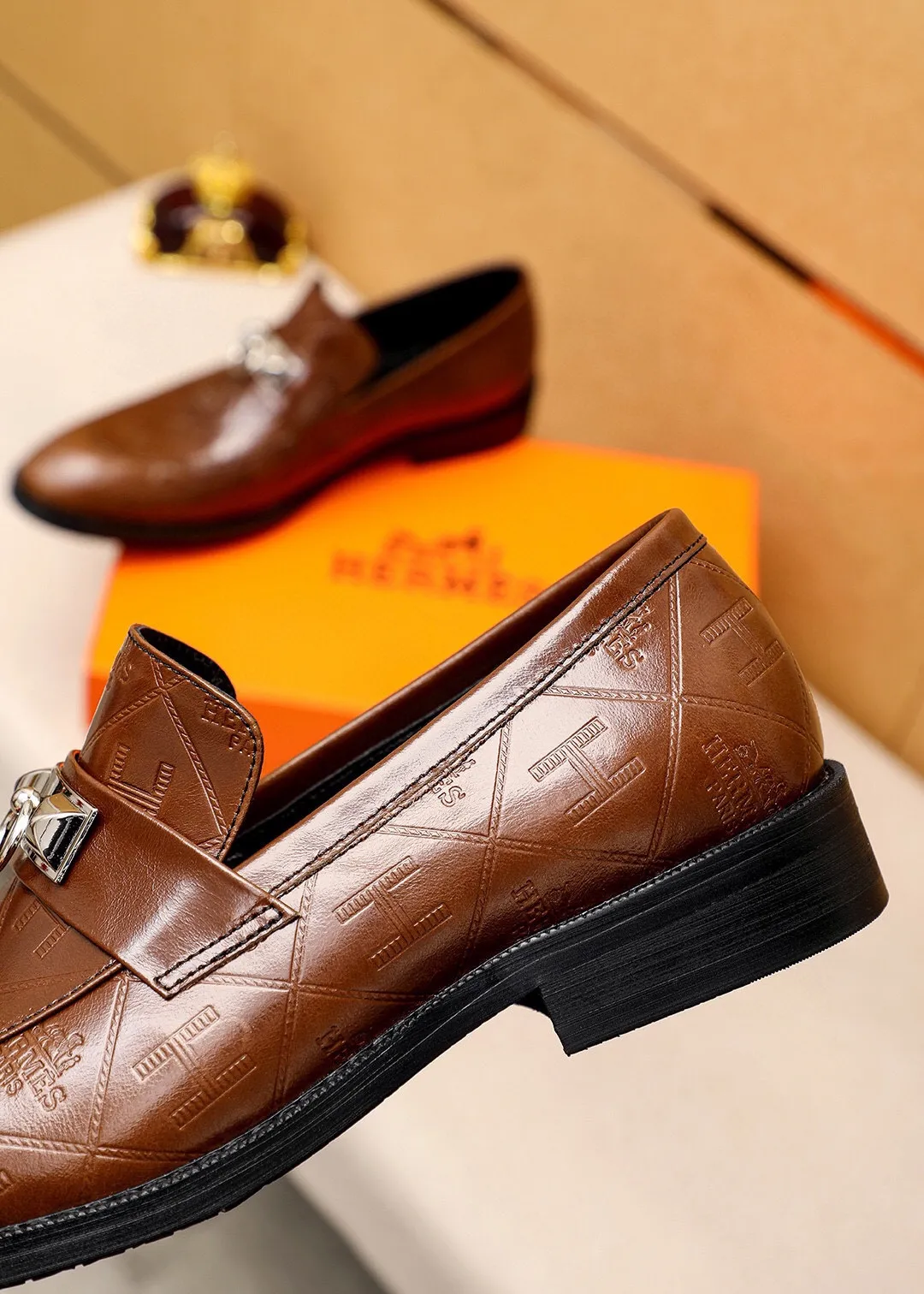 Men's shoes 💰480 💐 Product trademark: HERMES "Hermès" casual leather shoes Regular size: 38-44 (45🉑️customized) Product materials: Selected imported first-layer calfskin embossed upper + classic hardware buckle, imported water-dyed 🐂 cowhide lining. Strong three-dimensional visual effect, non-slip and wear-resistant combination outsole Color: 2⃣️colors available